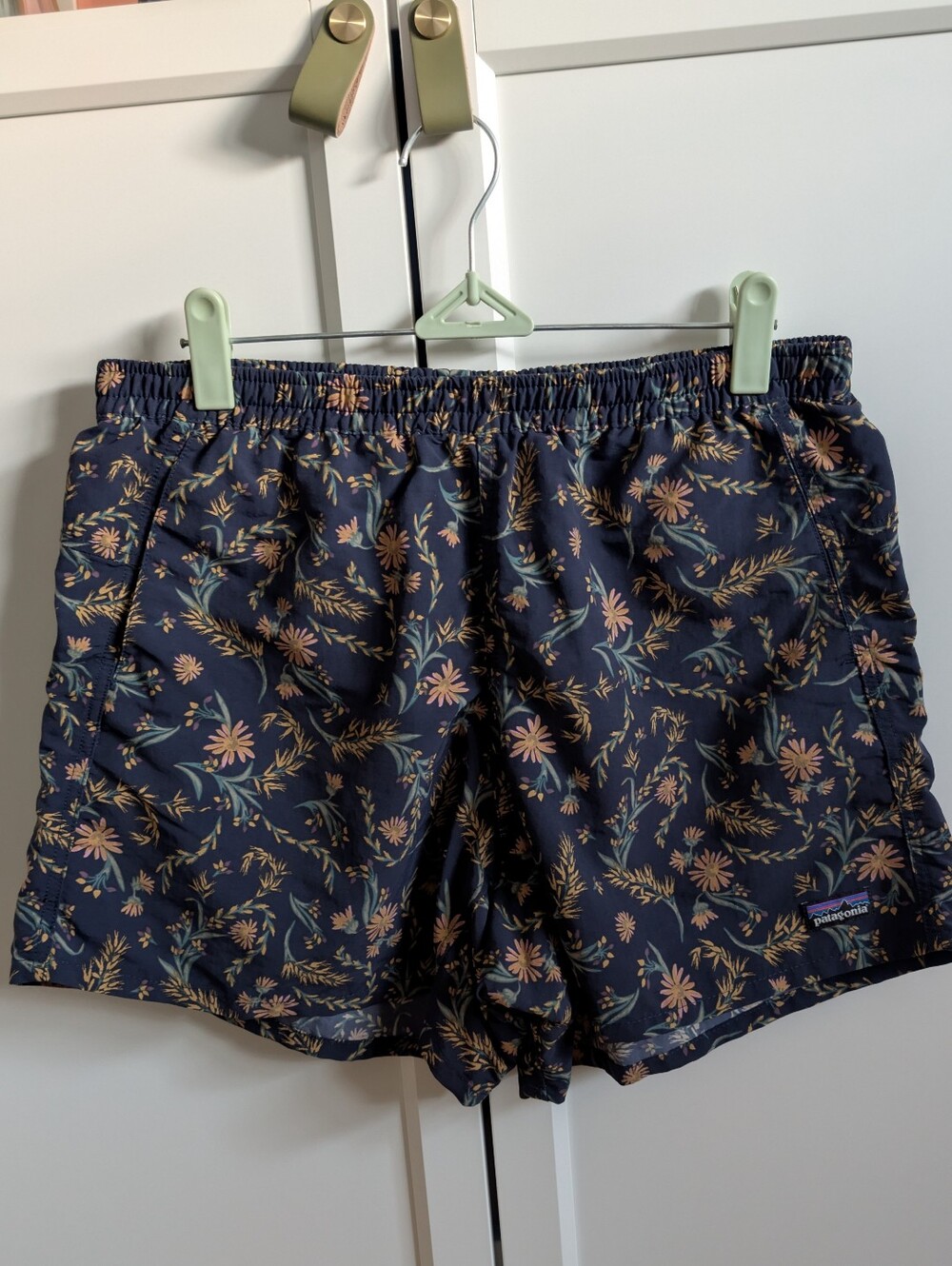 Patagonia Women's Baggies Navy Floral Elastic Waist Shorts - Picture 2 of 4